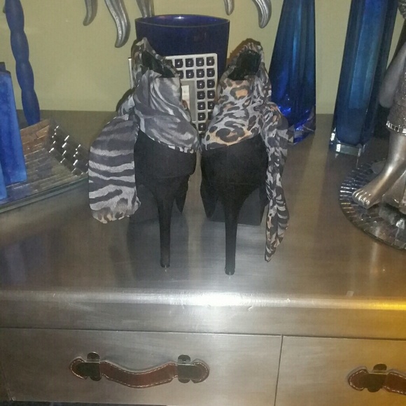 Black high heel booties - Picture 2 of 4